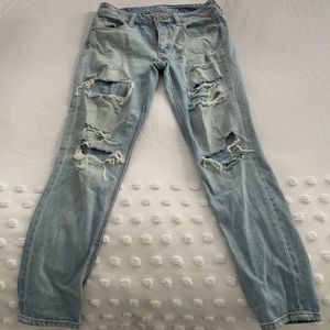 Super soft AEO ripped Tomgirl jeans